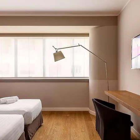 B-b Crystal Hotel