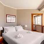 B-b Crystal Hotel *