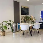B-b Crystal Hotel *
