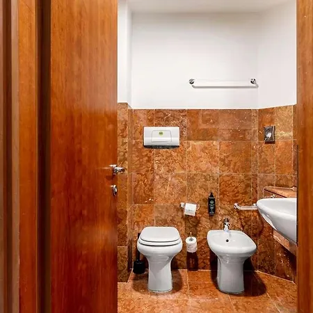 B-b Crystal Hotel *