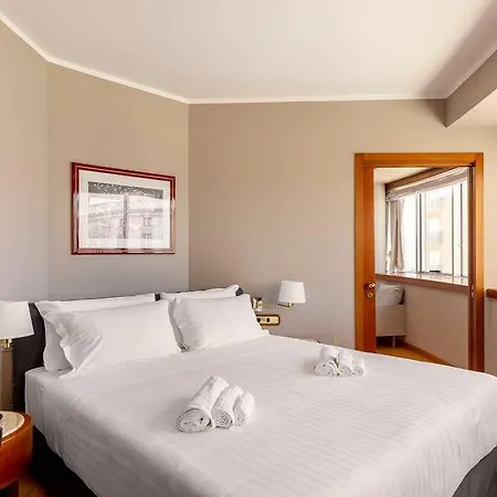 B-b Crystal Hotel *