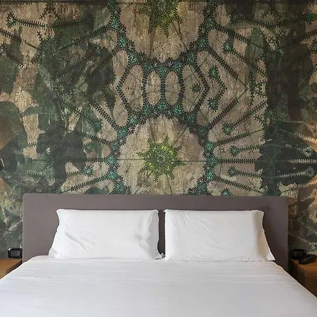 B-b Crystal Hotel