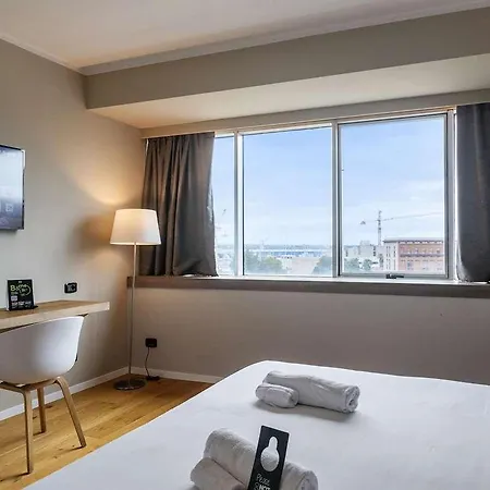 B-b Crystal Hotel *