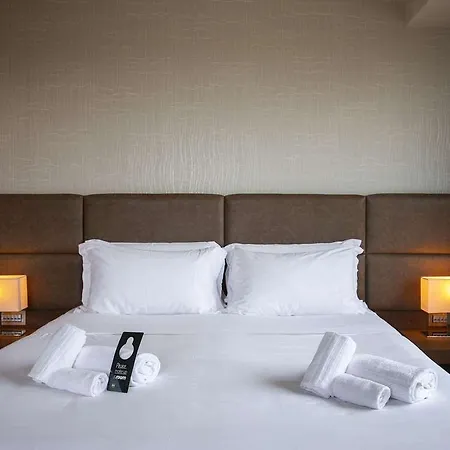 B-b Crystal Hotel *