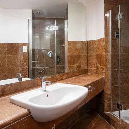 B-b Crystal Hotel *